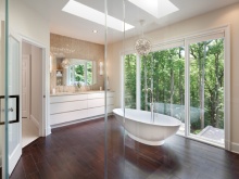 Дизайн интерьера ванной комнаты в загородном доме.